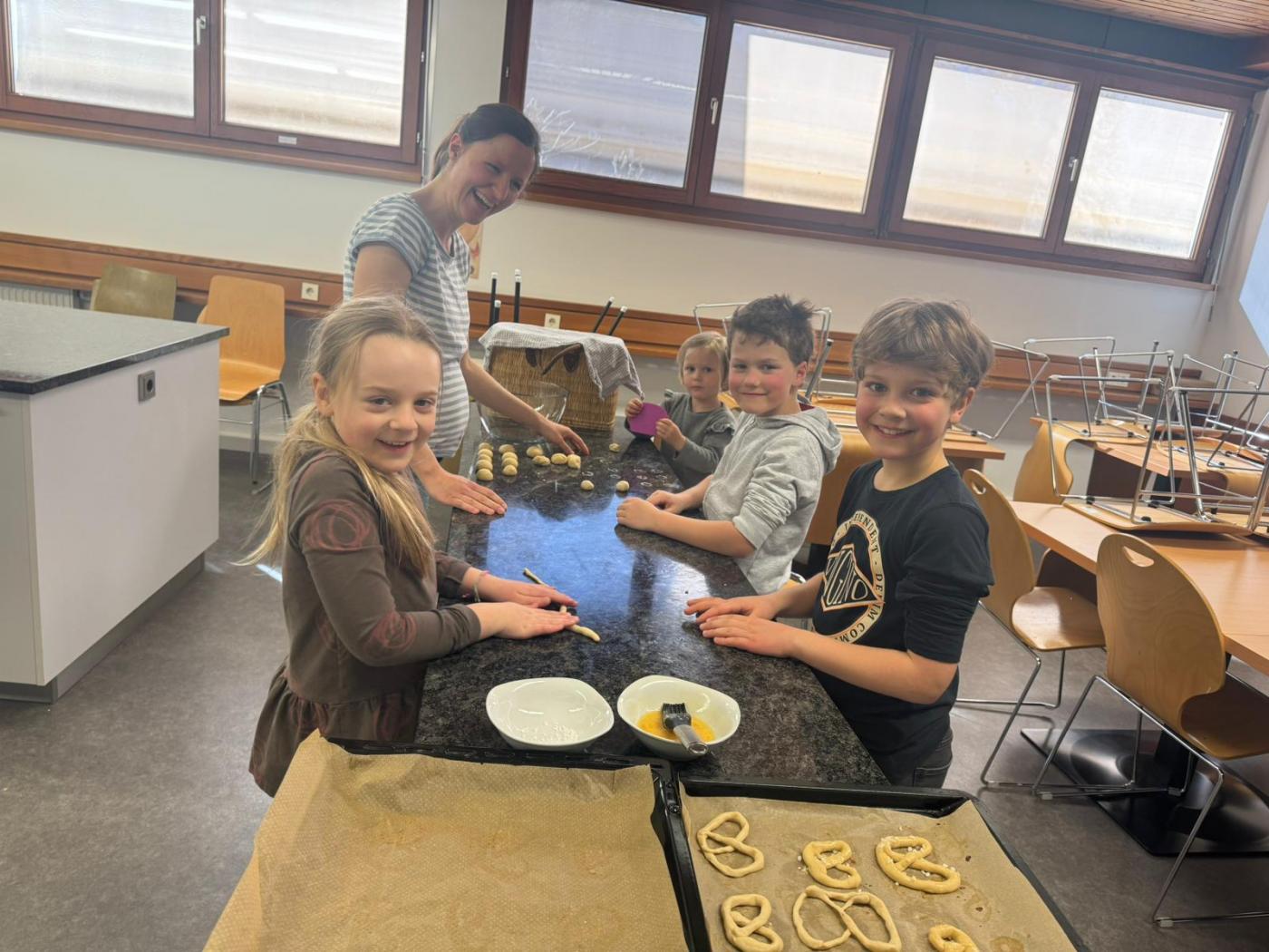 Kinder backen eigene Palmbrezeln