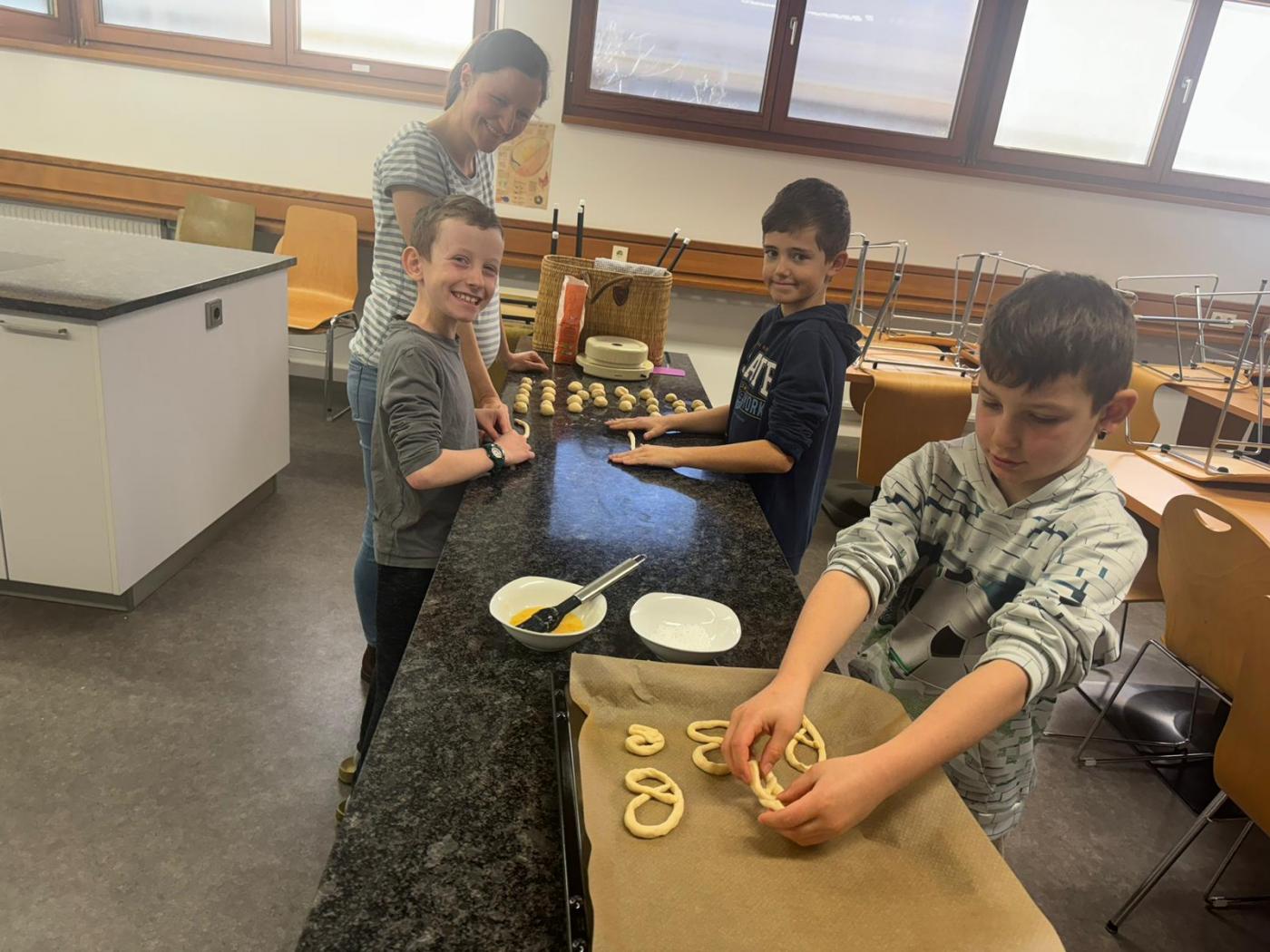 Kinder backen eigene Palmbrezeln