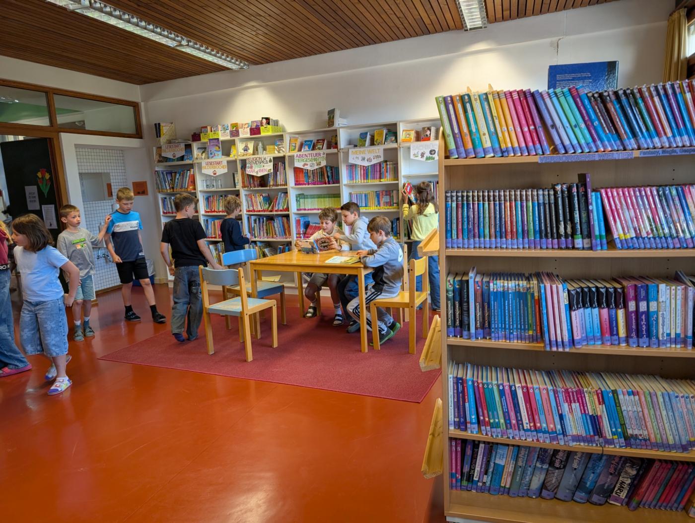 Kinder in der Bibliothek