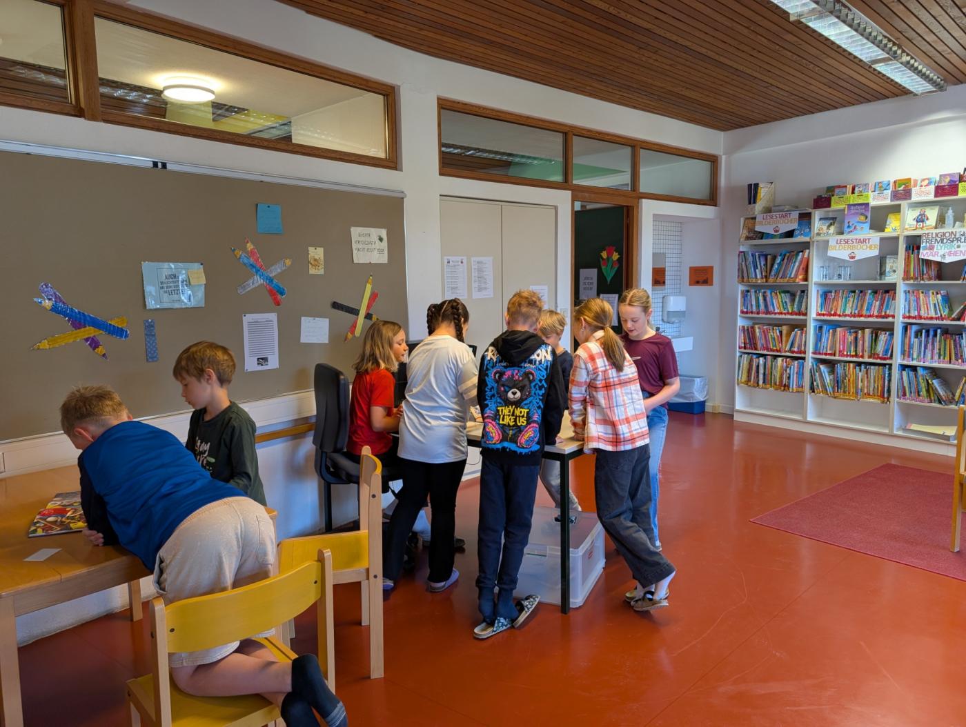 Kinder bei der Ausleihe