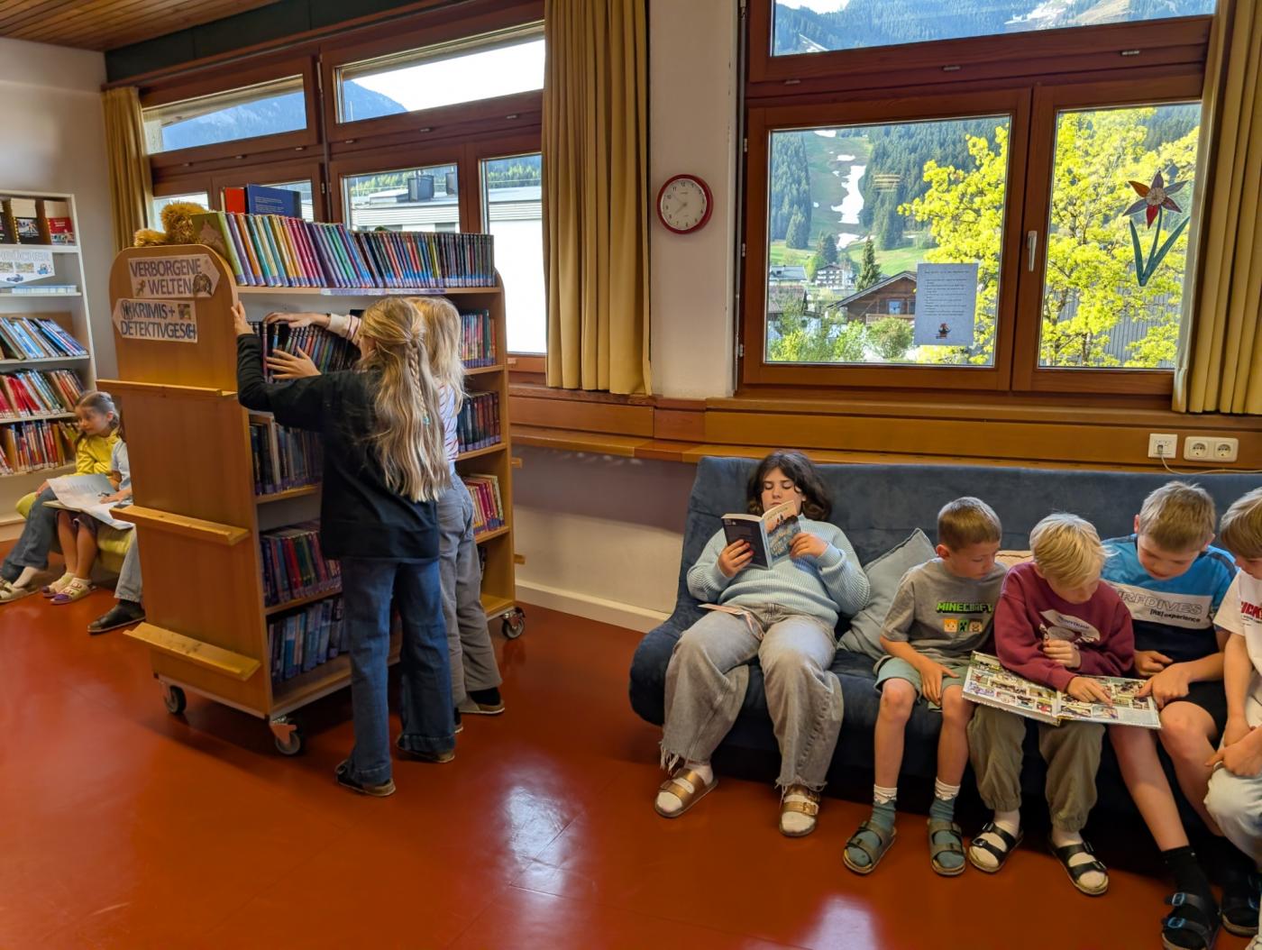 Kinder beim Lesen auf der Couch