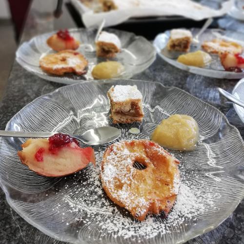 Apfelkuchen, Apfelradl, Apfelmus und Bratapfel 