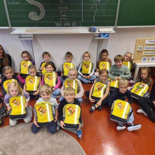 Heuer war wieder ein „normaler“ Schulstart möglich! Gleich zu Beginn wurden die Kinder der ersten Klassen von Frau Anna Hauser von der Raiffeisenbank Brixen im Thale mit Rucksäcken überrascht. Lauter strahlende Gesichter! Vielen Dank!  ​​​​​​​Die Kinder und Lehrpersonen der 1. Klassen