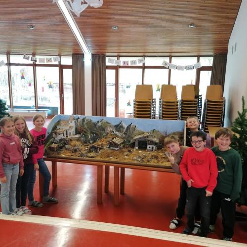 Schulkrippe stimmt auf Weihnachten ein