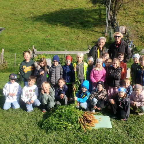 Karottenernte Gruppenfoto