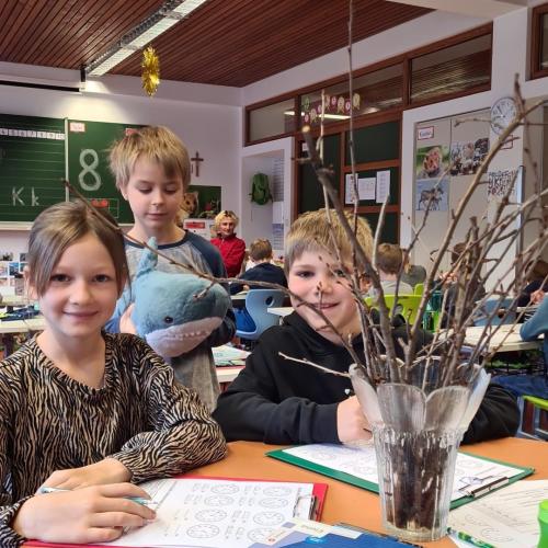 Kinder mit Barbarazweigen