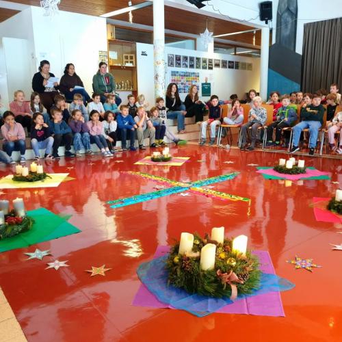 Adventkranzweihe in der Aula