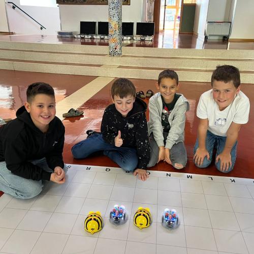 4 Kinder mit ihren Bee-Bots