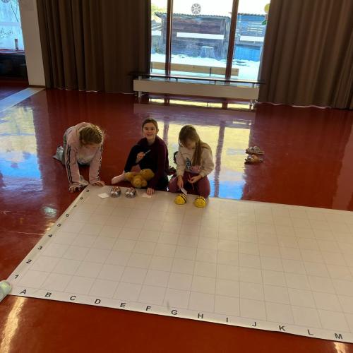 Kinder beim Tüfteln 2