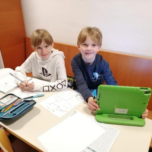 2 Jungen beim Kahoot-Quiz 