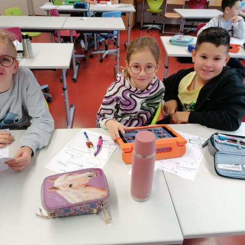 3er-Gruppe beim Kahoot-Quiz