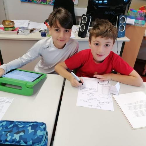 2 Buben beim Kahoot-Quiz