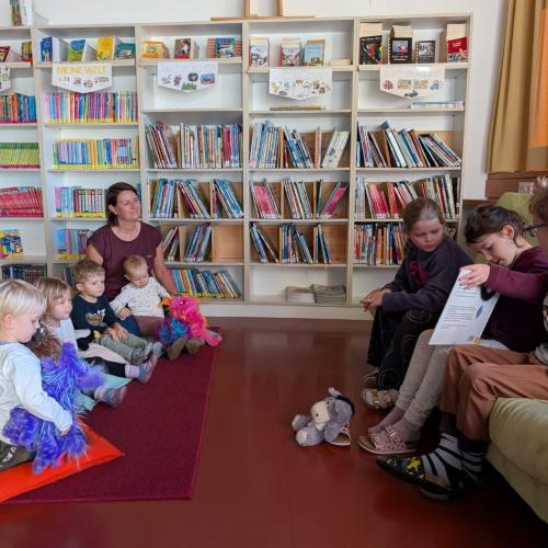 Dorfknirpse zu Besuch in der Bücherei 1