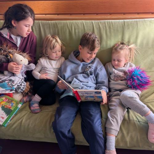 Schüler liest Dorfknirpsen vor