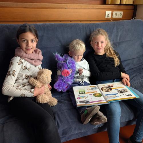 Schülerinnen lesen Dorfknirps vor