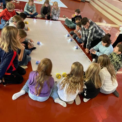 Alle mit den Bee-Bots