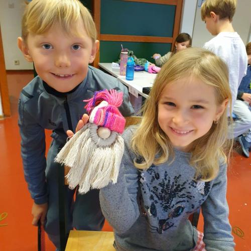 2 Kinder mit ihrem Weihnachtswichtel