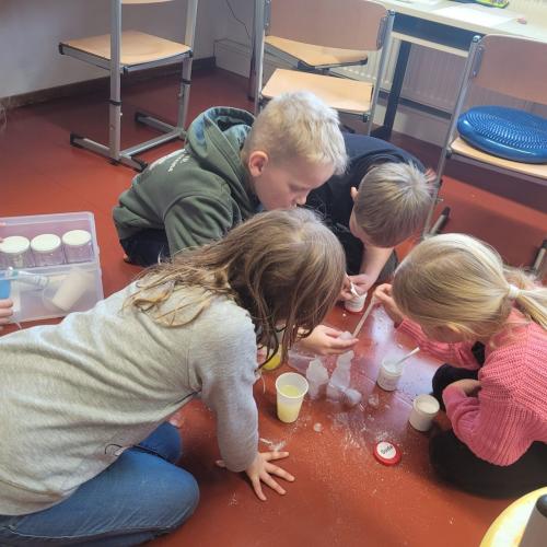 4 Kinder beim Experimentieren