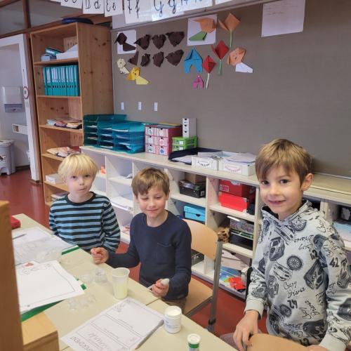 3 Buben beim Experimentieren