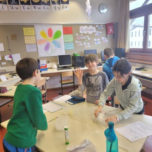 3 Kinder beim Experimentieren