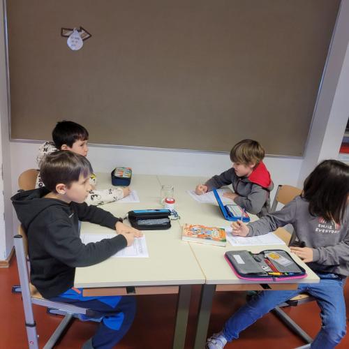 4 Kinder beim Aufschreiben der Ergebnisse