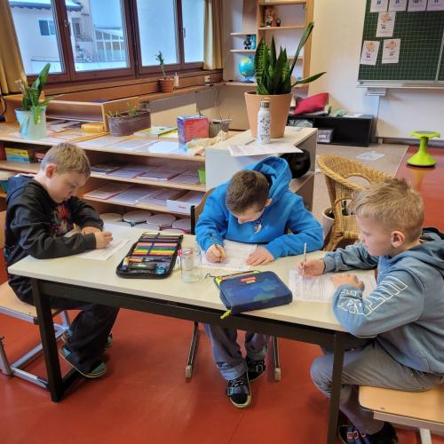 3 Buben beim Aufschreiben der Ergebnisse