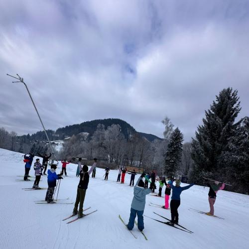 Kinder stehen im Kreis beim Aufwärmtraining