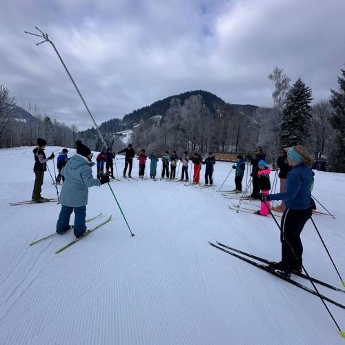 Kinder stehen im Kreis beim Aufwärmtraining