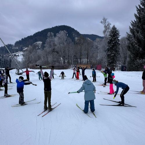 Kinder stehen im Kreis beim Aufwärmtraining