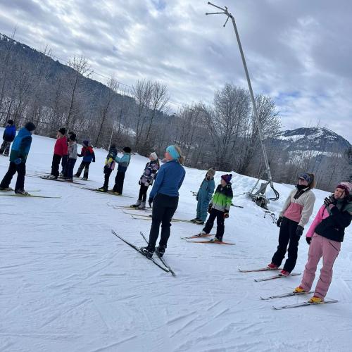Kinder mit Lanlaufski