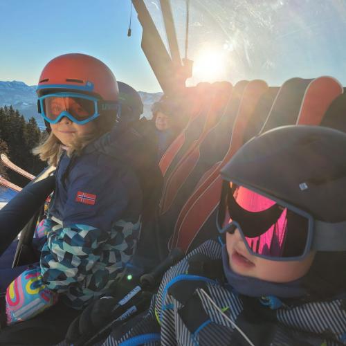 Kinder im Sessellift