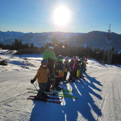 Skigruppe bei herrlichem Wetter auf der Piste