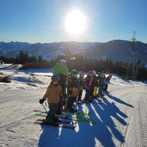 Skigruppe bei herrlichem Wetter auf der Piste