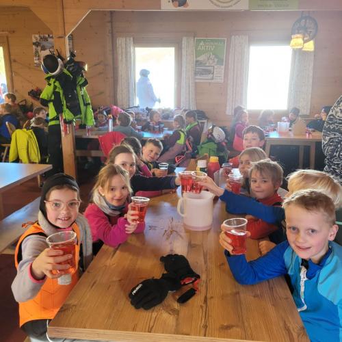 Kinder beim Einkehrschwung mit Skiwasser