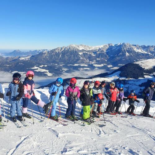 Kinder auf der Piste mit herrlichem Panorama im Hintergrund