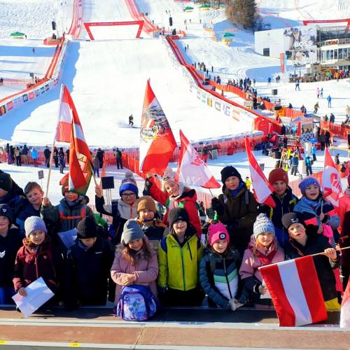 Kinder mit Fahnen mit Streif im Hintergrund