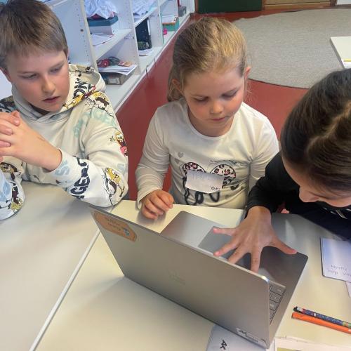 3 Schüler beim Arbeiten am Laptop