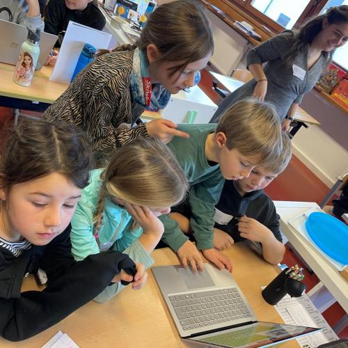 Kinder beim Arbeiten am Laptop