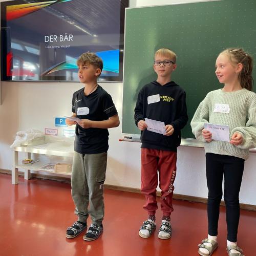 3 Kinder halten Referat