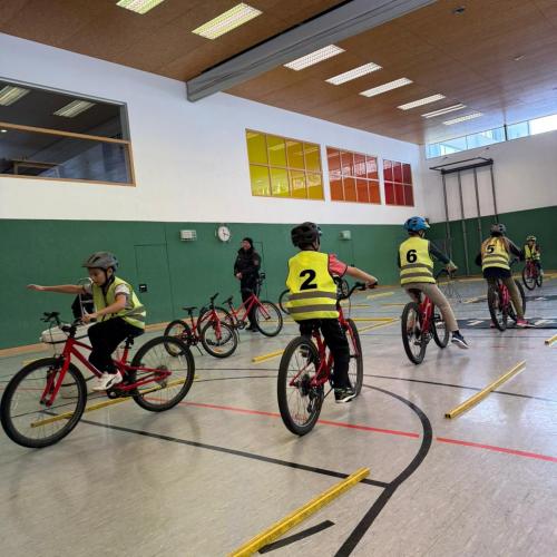 Kinder bei der Übung im Turnsaal