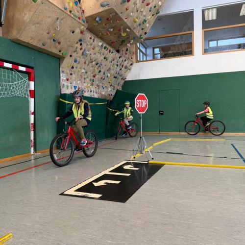 Kinder übe der Übung im Turnsaal