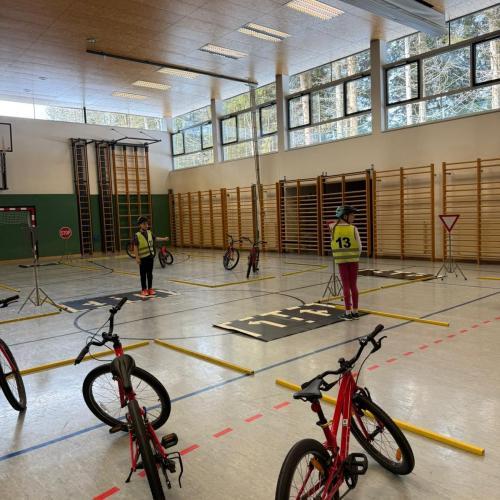 Kinder bei der Übung im Turnsaal