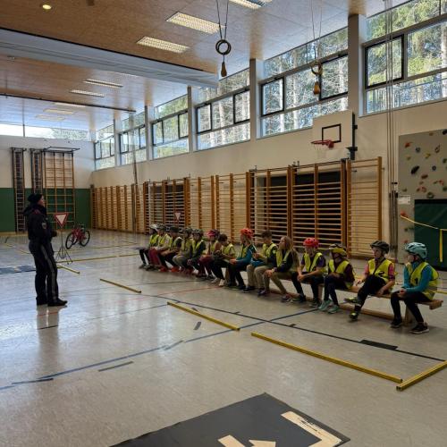 Polizistin erklärt richtiges Verhalten