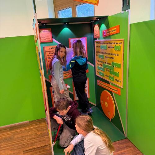 Mädchen im Energieerlebnisraum