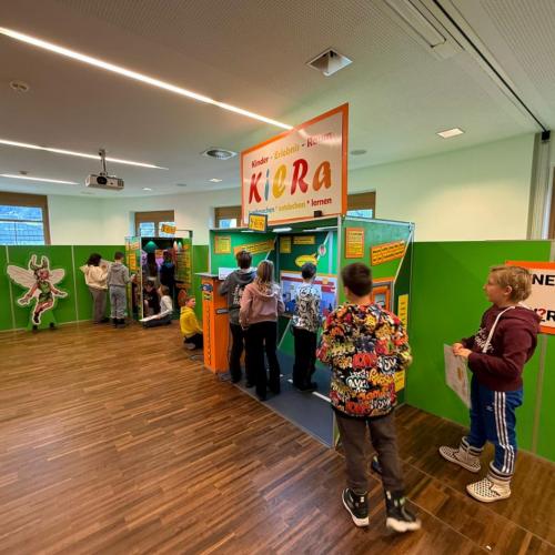 Kinder im Energieerlebnisraum