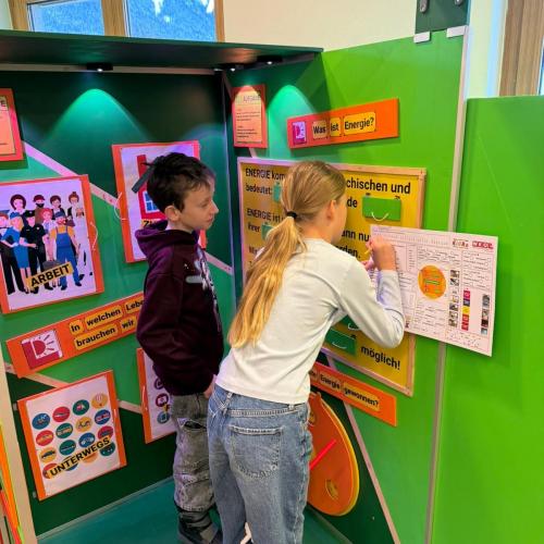 Kinder im Energieerlebnisraum