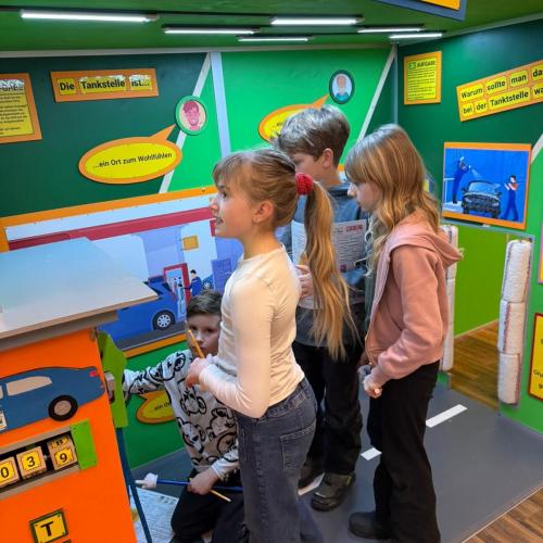 Kinder im Energieerlebnisraum