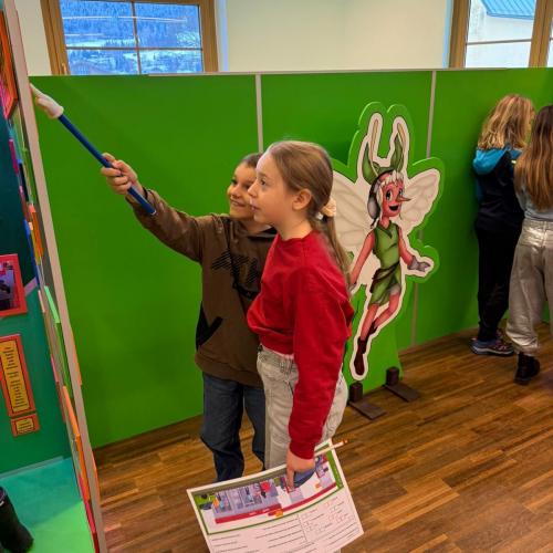 Kinder im Energieerlebnisraum