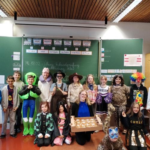 Klasse 4b mit Krapfen