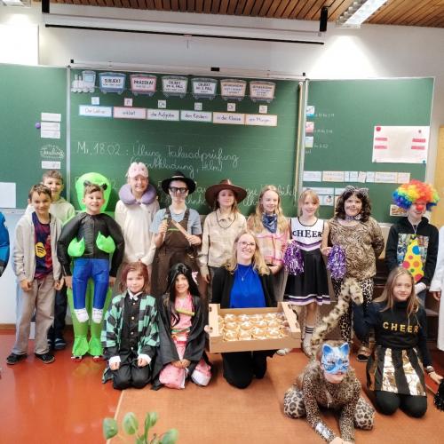 Klasse 4b mit Krapfen